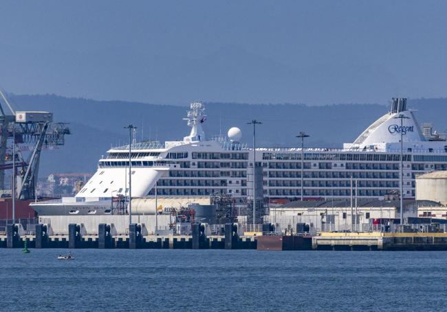 El lujoso crucero 'Seven Seas Voyager' que hizo escala en Santander por primera vez.