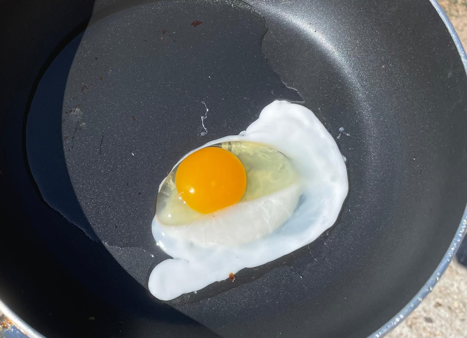Imagen principal - Esto es lo que pasa en Valderredible si pones los huevos al sol