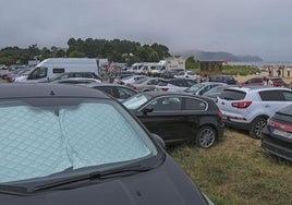 Así lucía este lunes el aparcamiento gratuito de la playa de Oyambre, en pleno Parque Natural.
