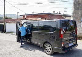 El chofer sube a la furgoneta del servicio tras recoger a una vecina en el barrio Emilio Revuelta.
