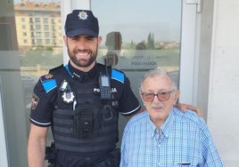 El agente Raúl Fernández junto a José Luis Dávila, el vecino al que salvó la vida en mayo.