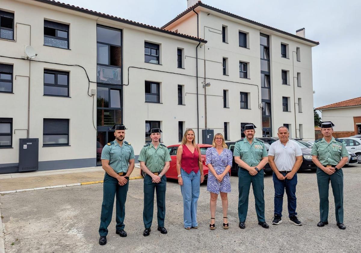 La delegada del Gobierno en Cantabria, junto a miembros del equipo de Gobierno y de la Guardia Civil.