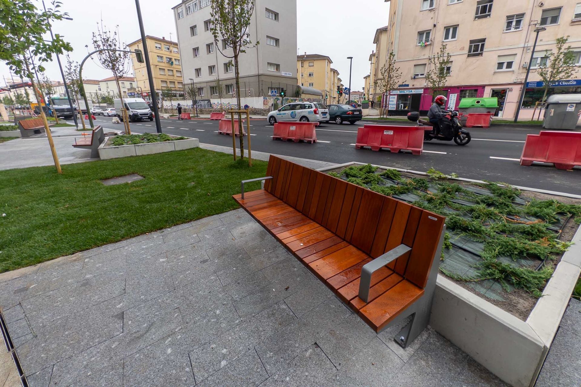 Las aceras se han renovado y también se ha instalado nuevo mobiliario urbano. 