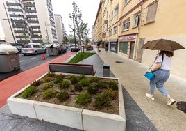 Nuevas jardineras y mobiliario urbano en General Dávila, junto al nuevo carril bici que discurrirá por la zona.