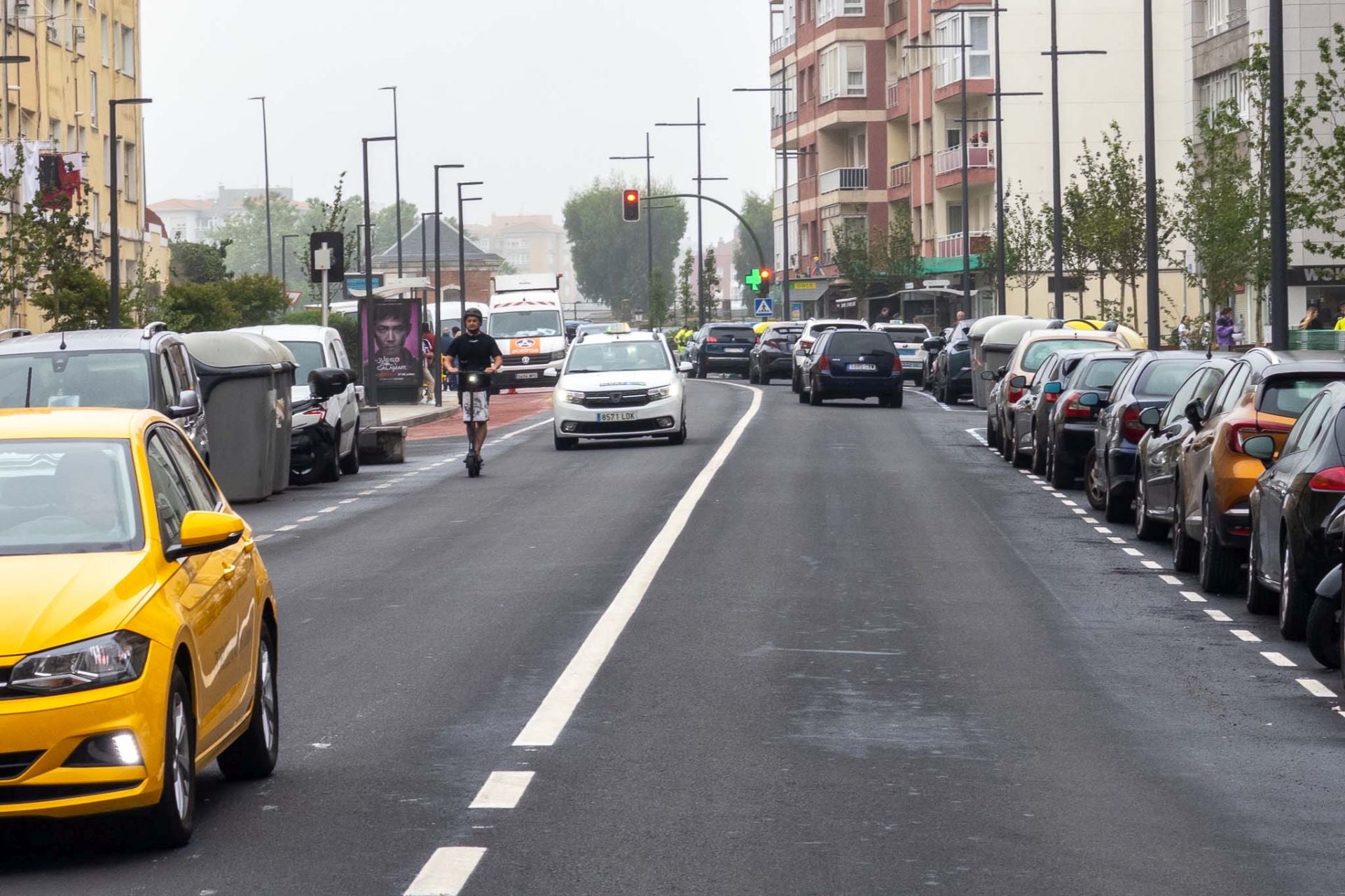 Para ganar acera y diseñar un paseo que facilite el tránsito de los viandantes, se deja un carril en cada sentido de la circulación. 