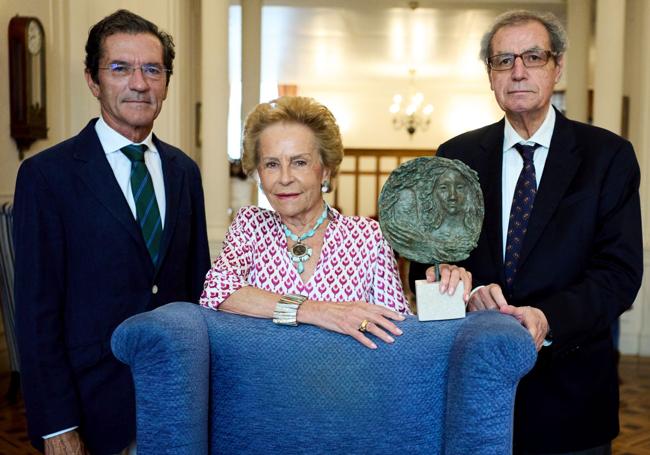 Antonio Tornel, Elena García Botin y Manuel Angel Castañeda anunciaron el destino del galardón de Plaza Porticada.