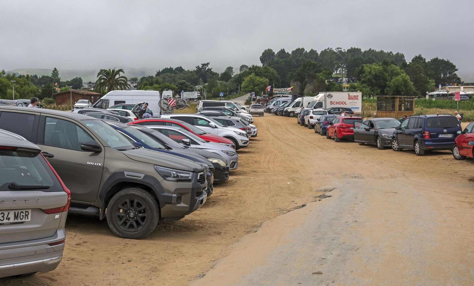 Otra vista de coches en Oyambre.