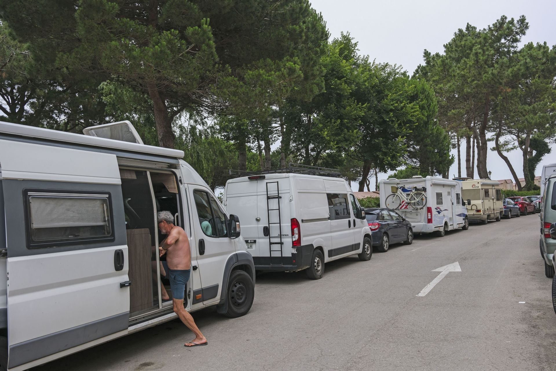 Fila de coches, furgonetas y autocaravanas, todas mezcladas, en San Vicente.