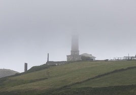 El faro de Cabo Mayor, en Santander, cubierto por la niebla en la mañana de ayer.