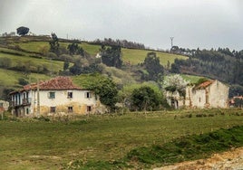 Lo que queda de la deteriorada estructura del antiguo Lazareto de Abaño enSan Vicente de la Barquera.