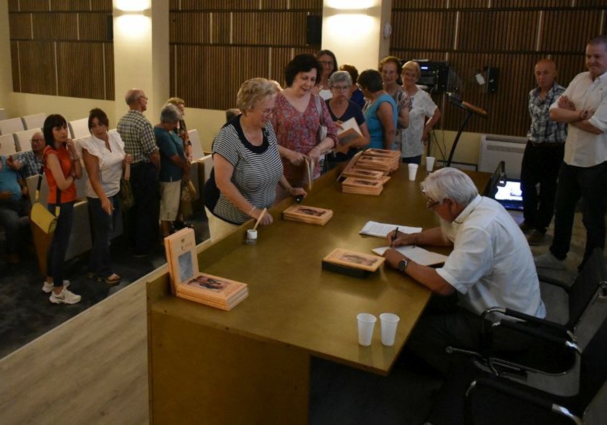 Colas para que Ludovico Rodríguez firmara su libro en San Felices.