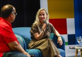 Cristina Oñoro, junto a Regino Mateo, durante su participación en los Martes Literarios.