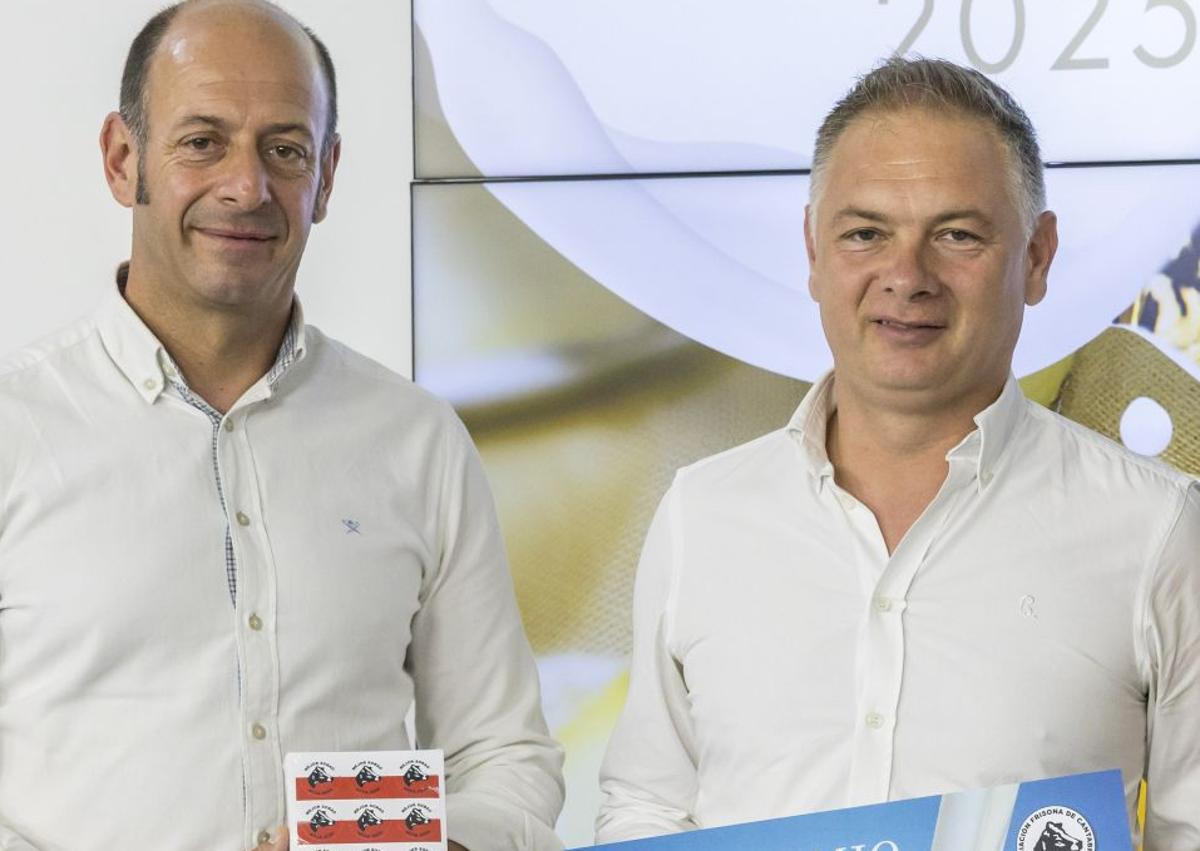 Imagen secundaria 1 - Elías Diego -mejor sobao de Cantabria y premio AFCA a la mejor quesada- y Raúl Gómez Tresgallo -premio AFCA al mejor queso de Cantabria elaborado con leche de vaca- con Fernando Ruiz, gerente de AFCA y Ana Belén Benarroch, responsable de comunicación.