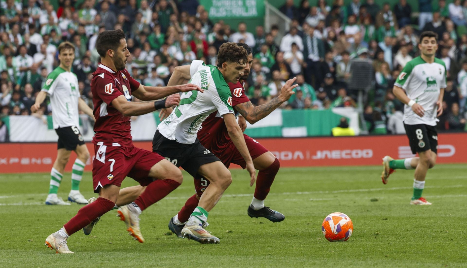 Pablo Rodríguez controla el balón en el encuentro ante el Castellón en los Campos de Sport de esta pasada temporada.