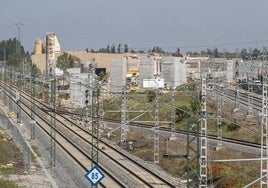 Las columnas que sostendrán la vía del AVE se levantan a escasos metros de las viviendas en la zona norte de Palencia.