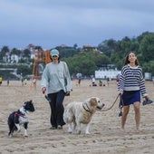 Pipe y Nala, con sus dueñas Paula y Cristina, estrenaron ayer la Segunda playa de El Sardinero como playa canina.