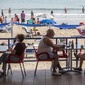 Un camarero atiende una terraza de la Playa de El Sardinero.