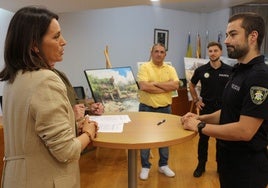 Los agentes junto a la alcaldesa y el edil de Seguridad Ciudadana en su toma de posesión.