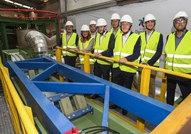 Representantes de la empresa y políticos durante la visita guiada a las nuevas instalaciones de Gajano.