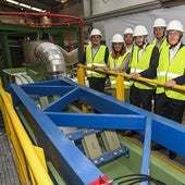 Representantes de la empresa y políticos durante la visita guiada a las nuevas instalaciones de Gajano.