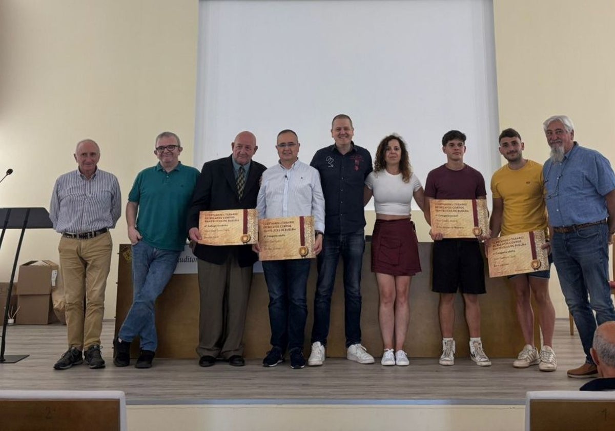 Premiados, jurado y autoridades en la gala literaria de San Felices.