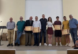 Premiados, jurado y autoridades en la gala literaria de San Felices.