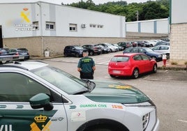 Agente de la Guardia Civil en un polígono.