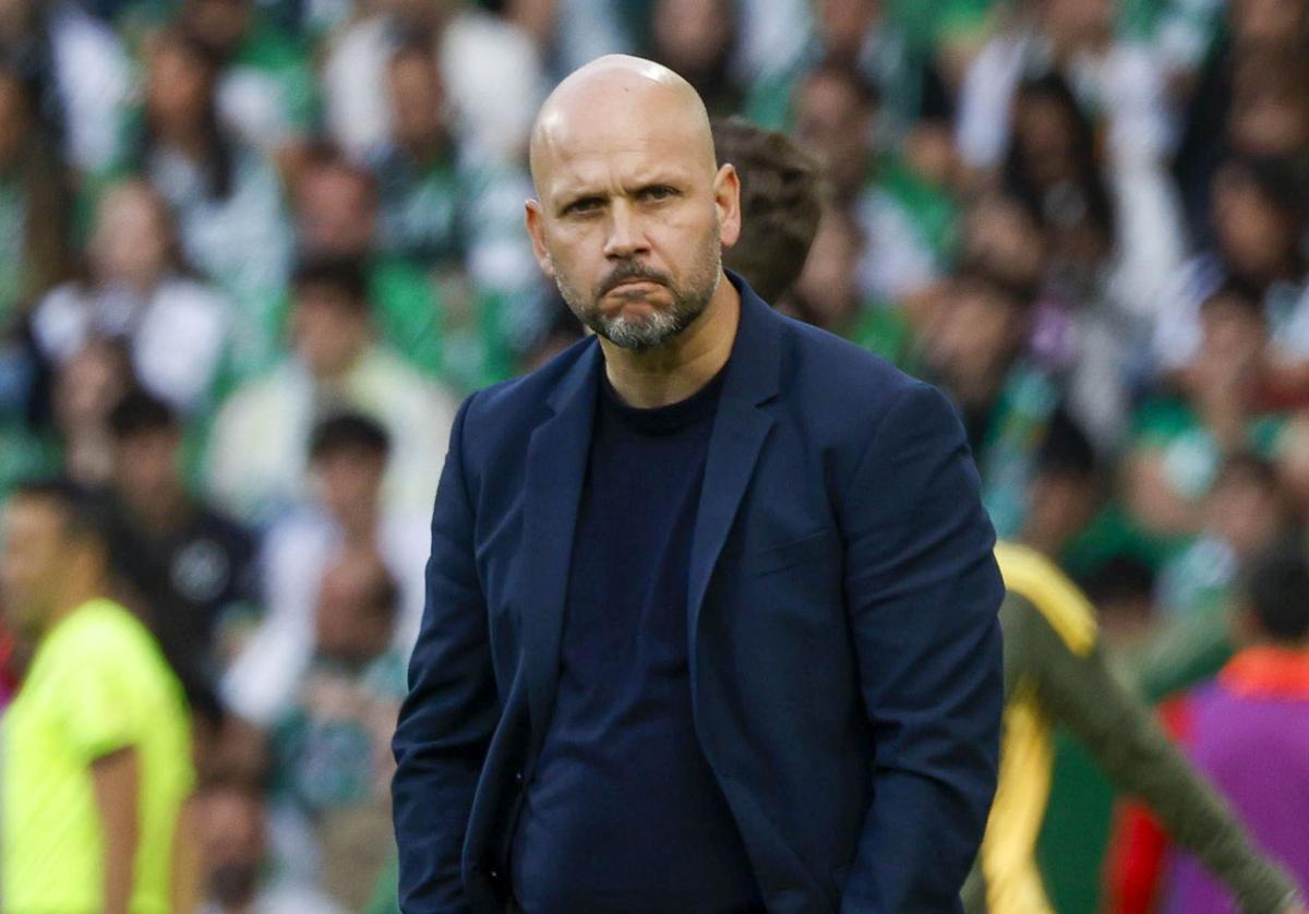 El entrenador del Racing, José Alberto López, en El Sardinero.