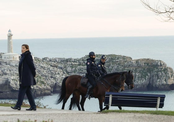 Agentes a caballo, con Mouro de fondo