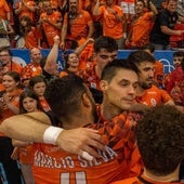 Ángel Fernández y suscompañeros celebran eltercer puesto que lesdevolvía a Europa.