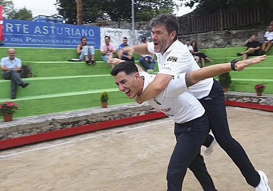 Víctor y Haya, tras ganar el Campeonato de Cantabria de 2023.