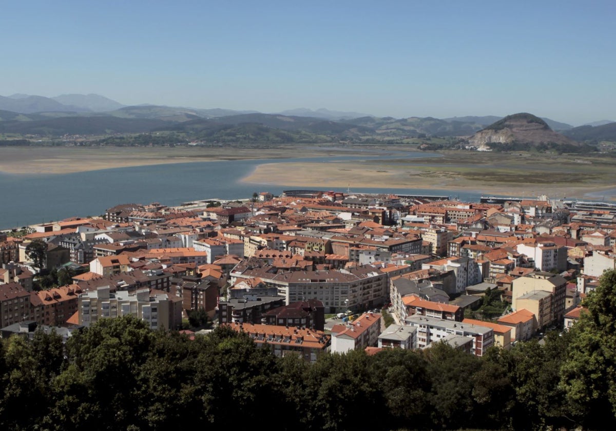 Vista de Sanoña desde el monte.