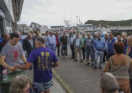 Los pescadores y miembros del Club Náutico reunidos en su sede portuaria.