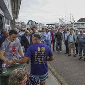 Los pescadores y miembros del Club Náutico reunidos en su sede portuaria.