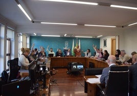 En una imagen de archivo, los concejales votan en el pleno celebrado en Piélagos.