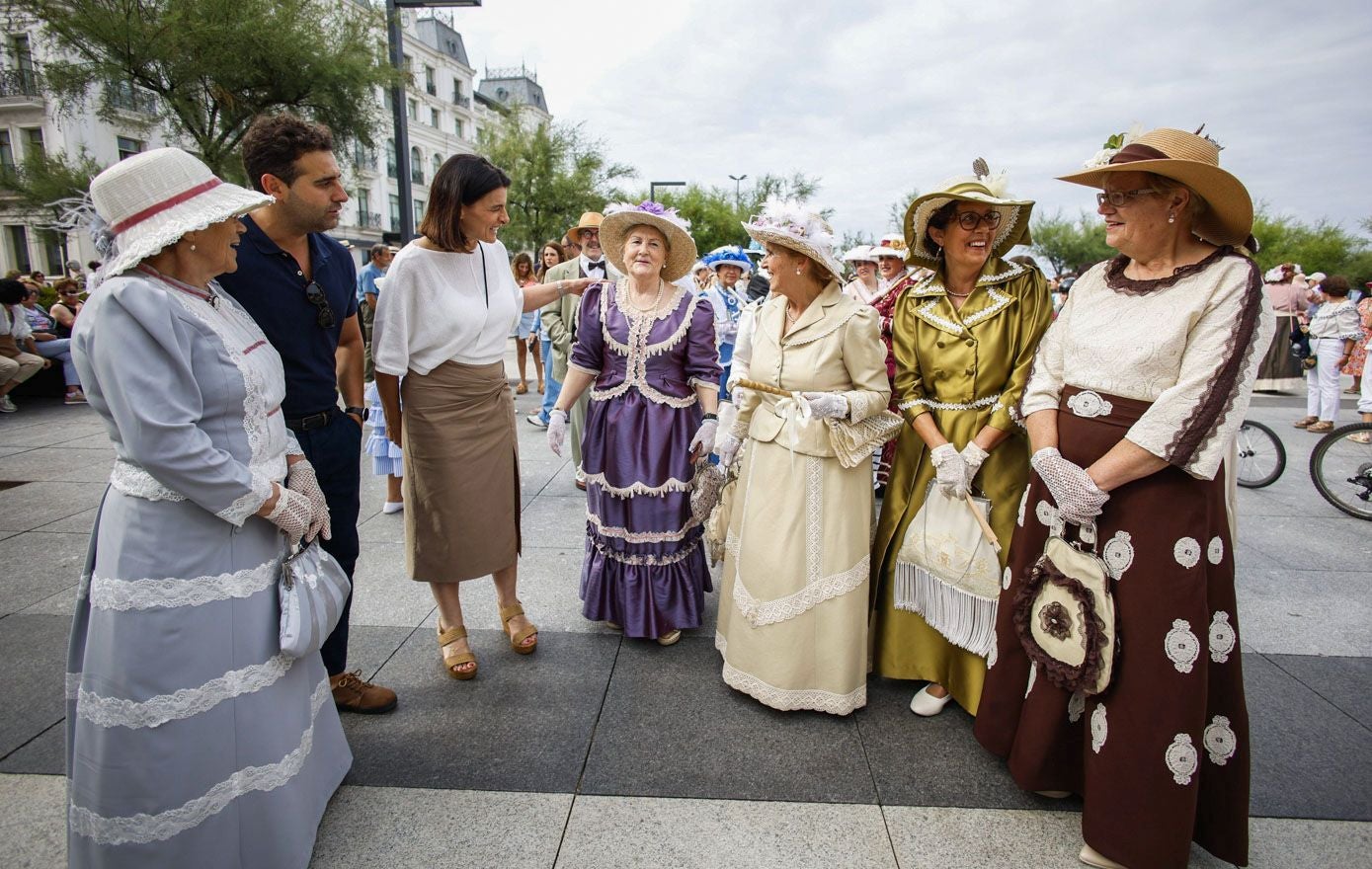 La alcaldesa de Santander, Gema Igual, saluda a algunas participantes, junto al concejal de Dinamización Social, Fran Arias. 