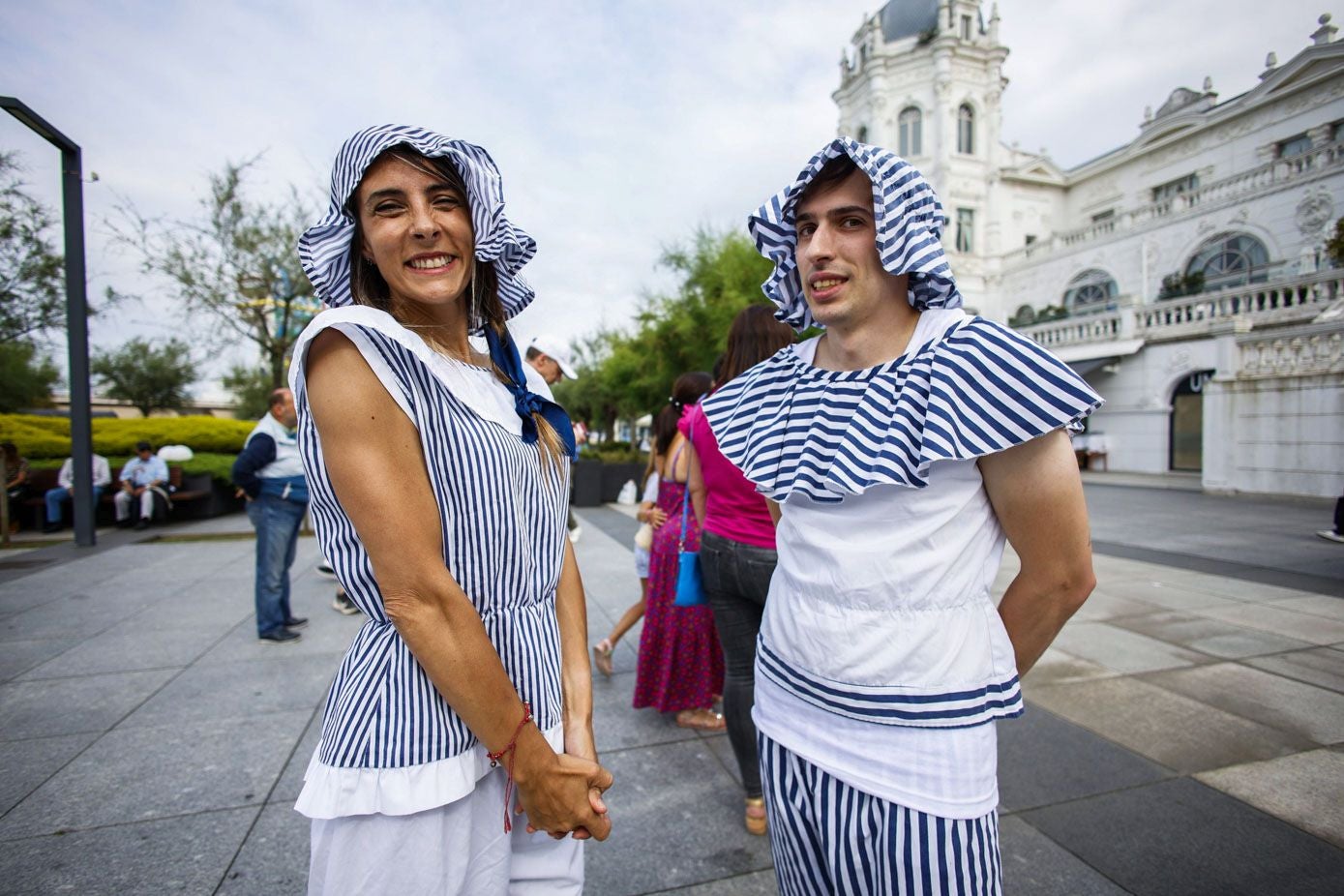 Dos actores de la compañía Adrián Alonso, este jueves, participan en el evento para acercar las tradiciones a vecinos y visitantes. 