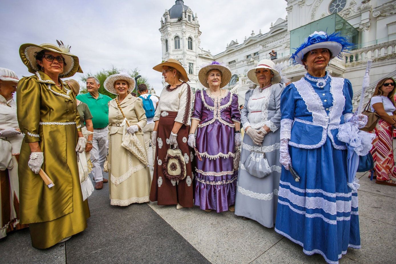 La plaza de Italia se llenó de color en un jornada inaugural en la que ha cambiado la ubicación del evento ya que este año la fiesta se celebra en los Jardines de San Roque, debido a las obras que se están acometiendo en los Jardines de Piquío, 
