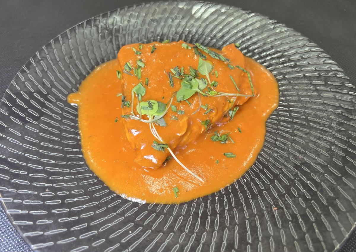 Imagen secundaria 1 - Tres especialidades con el bonito como ingrediente principal: mini brioche de 'steack tartar', bonito del norte con tomate ligeramente picante y bonito curado en sal con vinagreta de naranja.