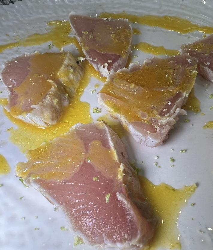Imagen secundaria 2 - Tres especialidades con el bonito como ingrediente principal: mini brioche de 'steack tartar', bonito del norte con tomate ligeramente picante y bonito curado en sal con vinagreta de naranja.