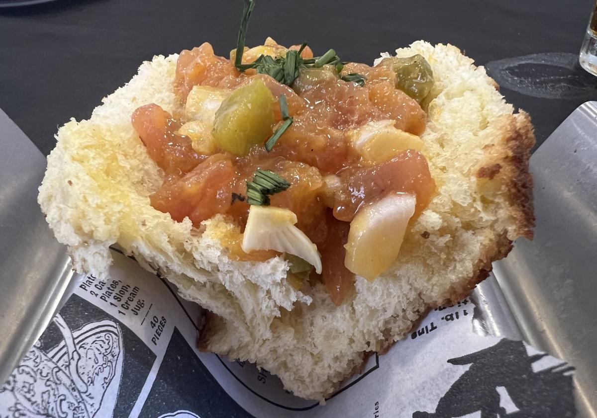 Imagen principal - Tres especialidades con el bonito como ingrediente principal: mini brioche de 'steack tartar', bonito del norte con tomate ligeramente picante y bonito curado en sal con vinagreta de naranja.