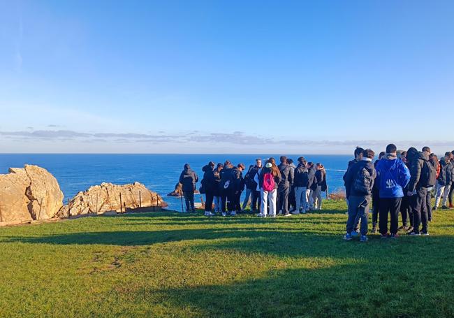 Adolescentes del IES La Granja en una salida geológica y de educación ambiental a la altura de La Arnía.