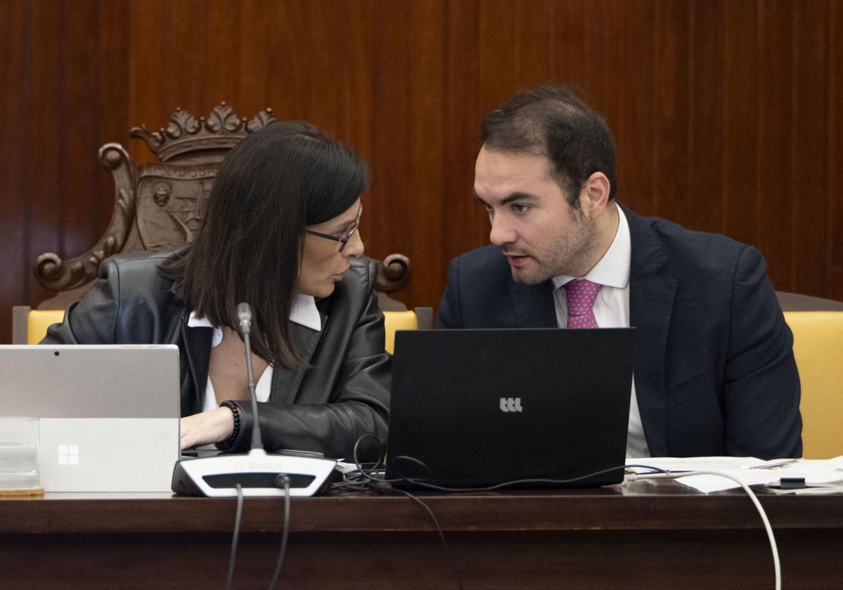 La alcaldesa Gema Igual junto a Javier García, concejal de Economía y Fondos Europeos de Santander.