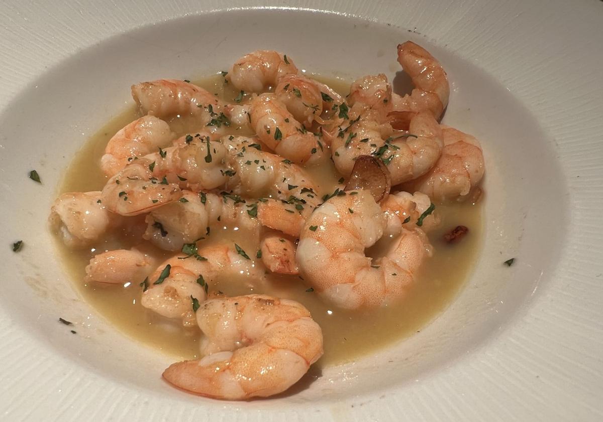 Imagen principal - Arriba, colas de langostino al ajillo. A la izquierda, pulpo a la gallega. Y, a la derecha, flan «muy cremoso».