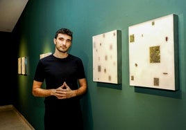 Manuel Minch, junto a algunas de sus obras, se suma a la temporada del Museo en Santillana.