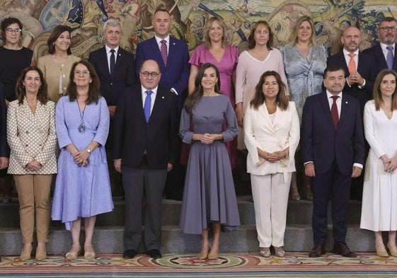La reina Letizia posa junto a las presidencias de Proyecto Hombre; a su izquierda, la representante de Cantabria, Eloísa Velarde