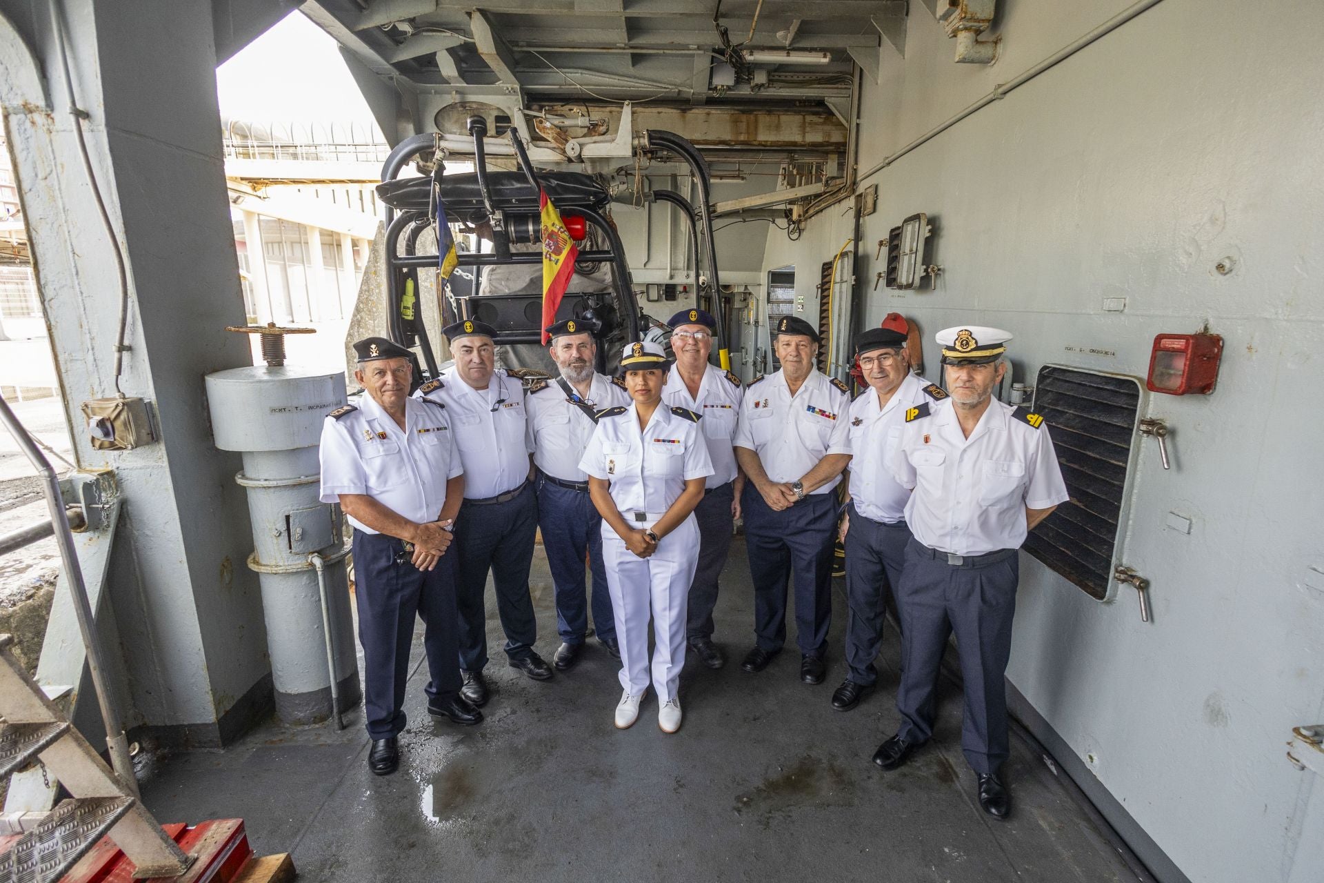 La cabo primera, Jhaderlin, de la dotación del Alborán, con miembros de la Asociación de Veteranos de la Armada