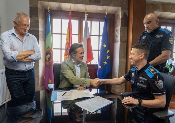 De izquierda a derecha: el concejal de Seguridad Ciudadana, Amancio Bárcena, el alcalde de Camargo, Diego Movellán, el nuevo oficial, Fernando Fernández, y el subinspector jefe de la Policía Local del municipio, Tomás Ramos.