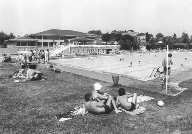 Club social y la piscina olímpica, en los años setenta.
