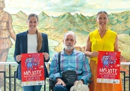Celia Haro, Fernando Ramos y la concejala de Salud, Zulema Gancedo, posan junto al cartel de la campaña.